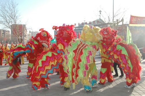 酒泉市2011年元宵節(jié)社火匯演期間，部分社火隊來公司拜年