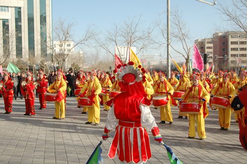 酒泉市2011年元宵節(jié)社火匯演期間，部分社火隊來公司拜年