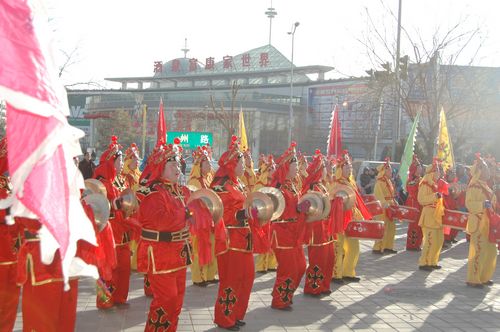 酒泉市2011年元宵節(jié)社火匯演期間，部分社火隊來公司拜年