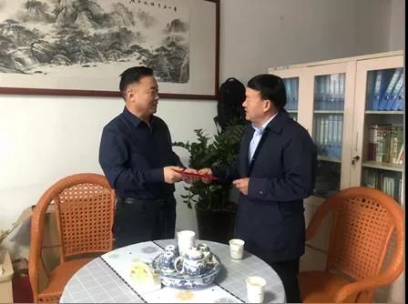 敦煌種業(yè)領(lǐng)導看望慰問公司老干部、老黨員及困難黨員職工