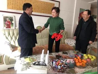 敦煌種業(yè)領(lǐng)導看望慰問公司老干部、老黨員及困難黨員職工