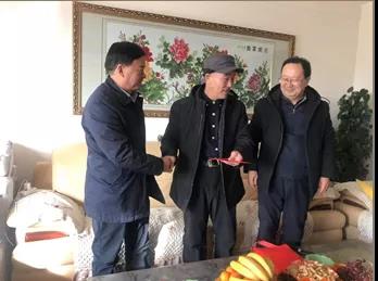 敦煌種業(yè)領(lǐng)導看望慰問公司老干部、老黨員及困難黨員職工