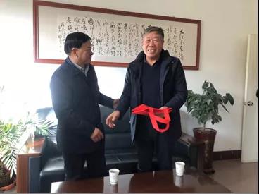 敦煌種業(yè)領(lǐng)導看望慰問公司老干部、老黨員及困難黨員職工