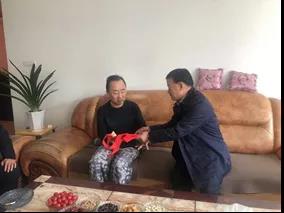敦煌種業(yè)領(lǐng)導看望慰問公司老干部、老黨員及困難黨員職工