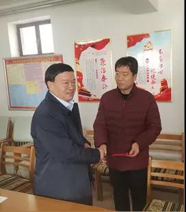 敦煌種業(yè)領(lǐng)導看望慰問公司老干部、老黨員及困難黨員職工