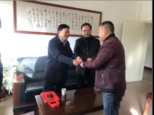 敦煌種業(yè)領(lǐng)導看望慰問公司老干部、老黨員及困難黨員職工